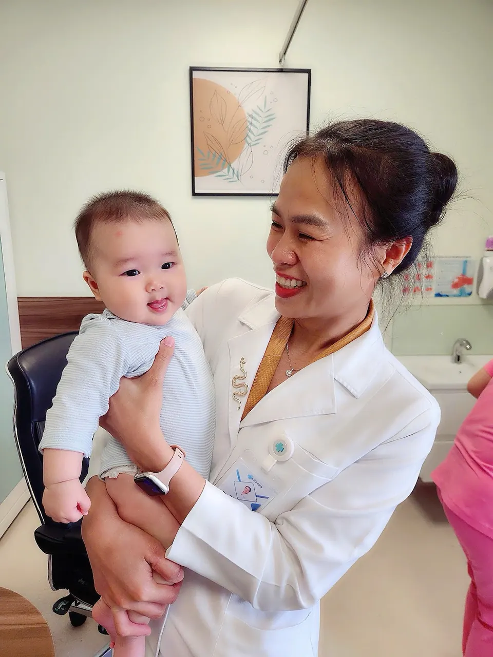 Bác sĩ Ngọc Thảo bế em bé khỏe mạnh sau sinh