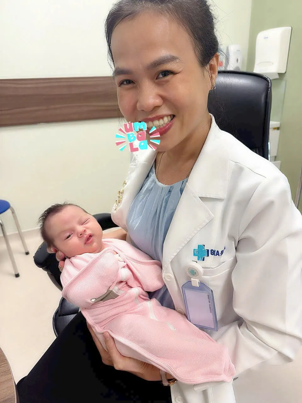 Bác sĩ Ngọc Thảo chăm sóc em bé mới sinh