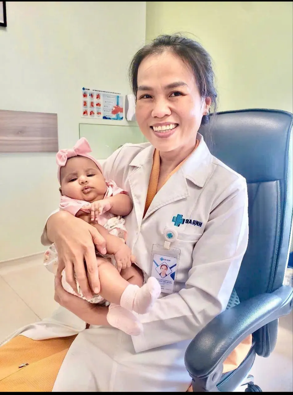 Bác sĩ Ngọc Thảo bế em bé sơ sinh tại phòng khám