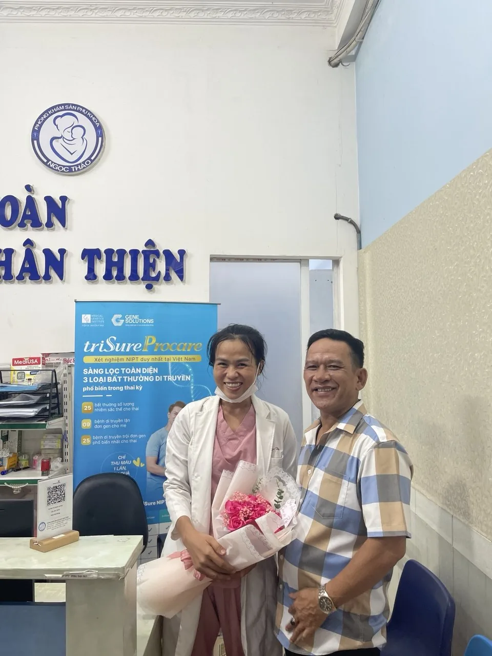 ThS.BS. Ngọc Thảo cùng bệnh nhân tại phòng khám sản phụ khoa