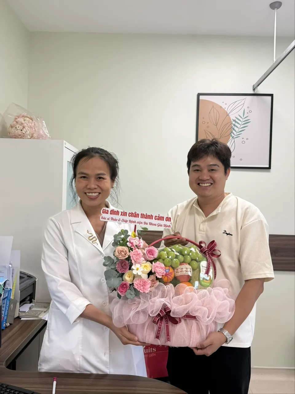 Bác sĩ Ngọc Thảo chụp ảnh cùng bệnh nhân và hoa cảm ơn