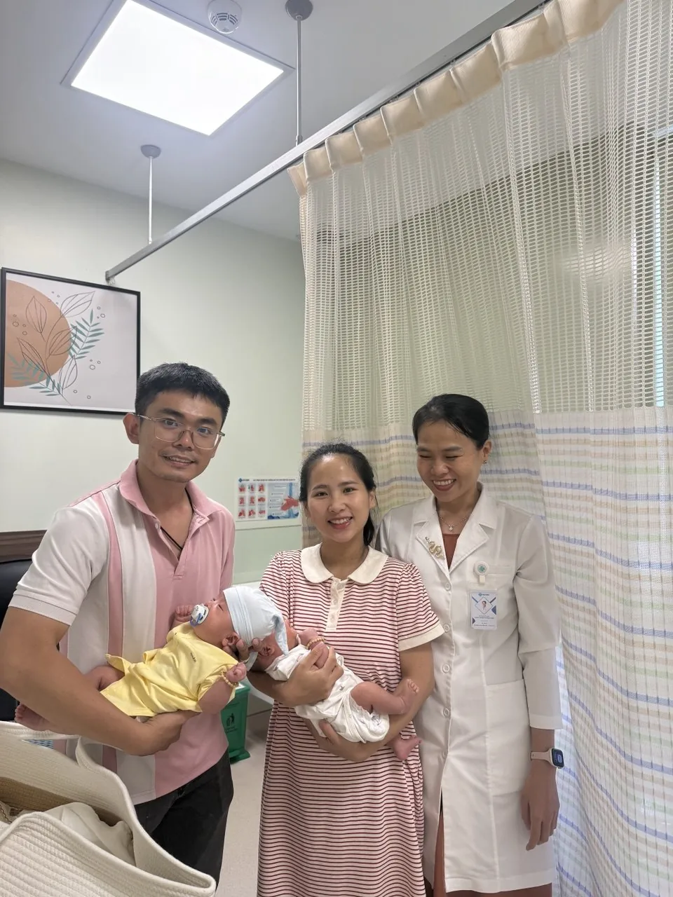Bác sĩ Ngọc Thảo cùng gia đình bệnh nhân tại phòng khám