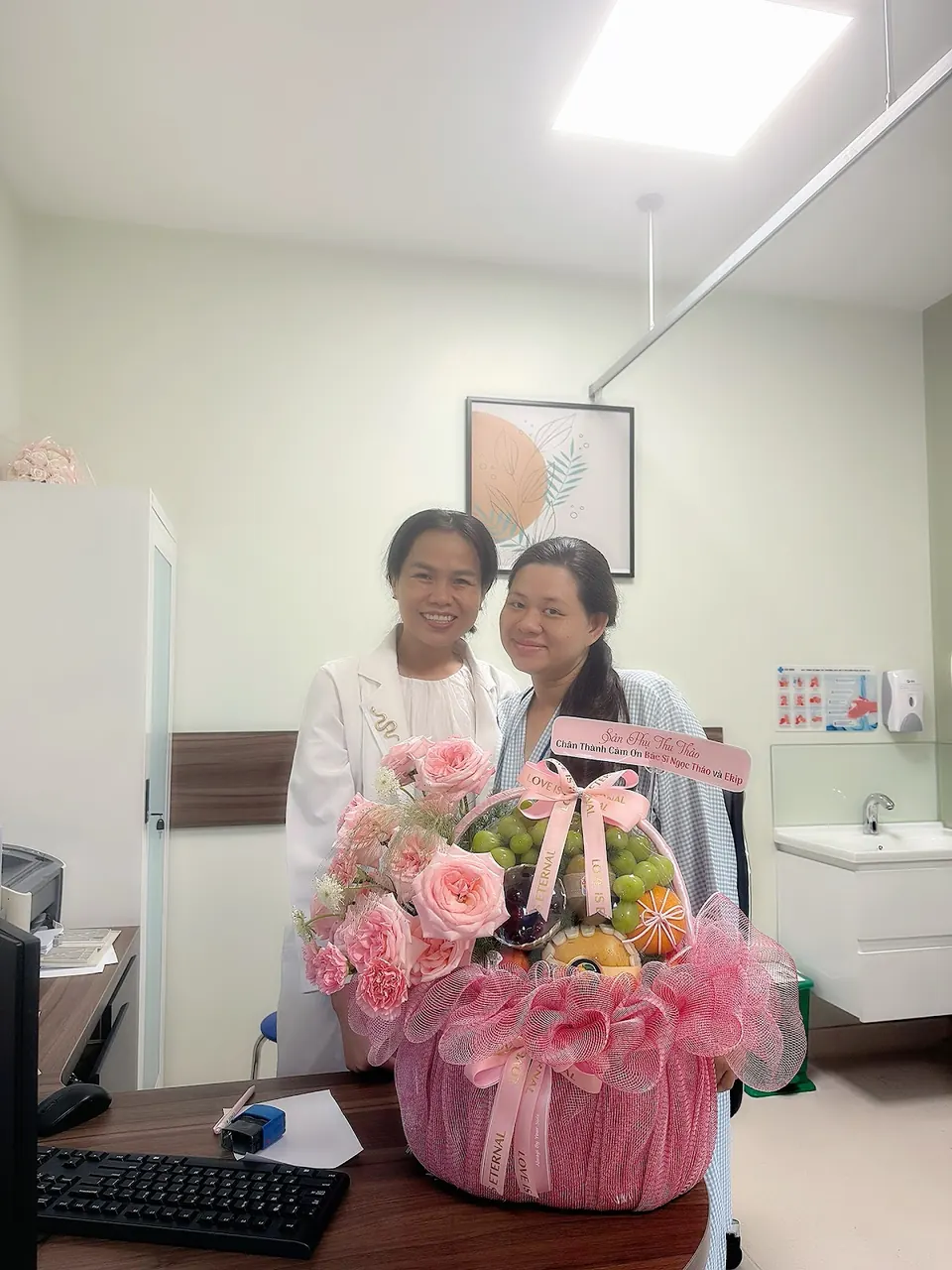 Bác sĩ Ngọc Thảo tại phòng khám cùng hoa cảm ơn từ bệnh nhân