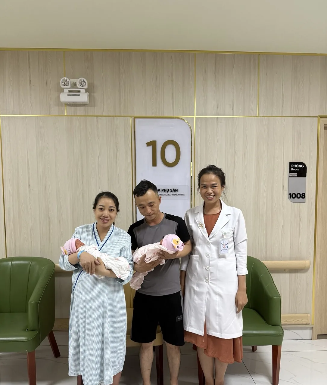 Bác sĩ Ngọc Thảo cùng đồng nghiệp trong bệnh viện
