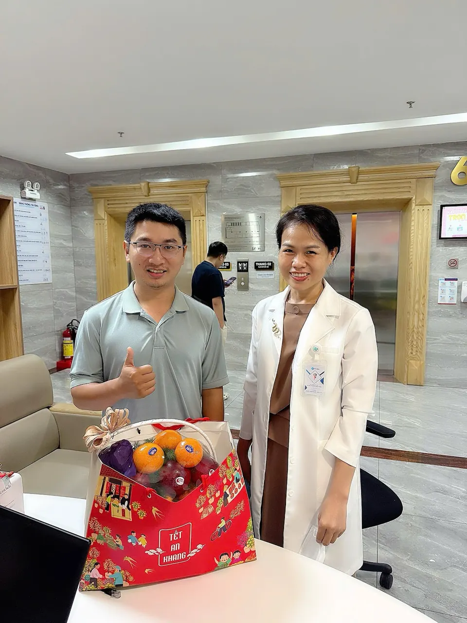 Bác sĩ Ngọc Thảo cùng đồng nghiệp trong bệnh viện