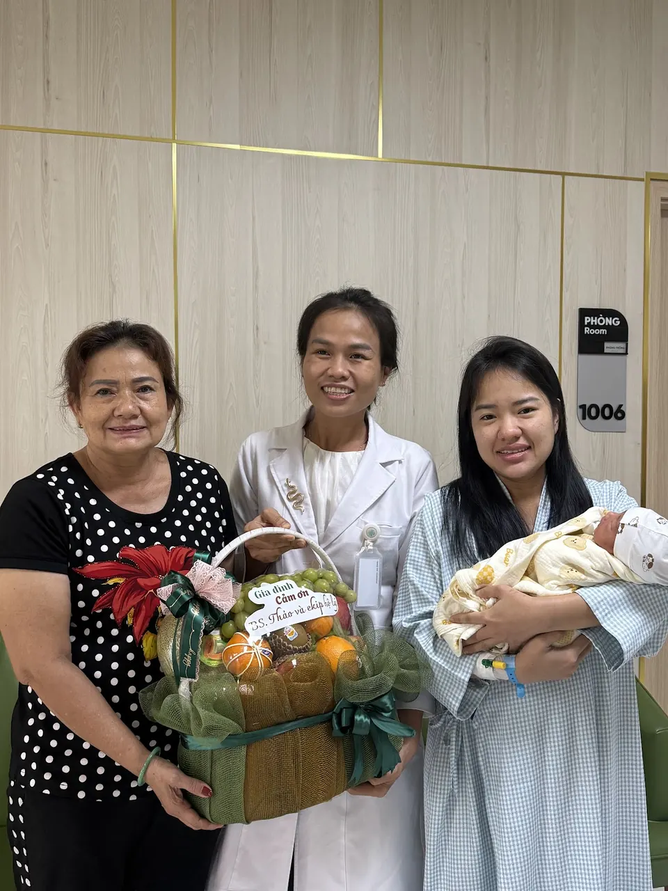 Bác sĩ Ngọc Thảo cùng gia đình bệnh nhân và em bé sau sinh