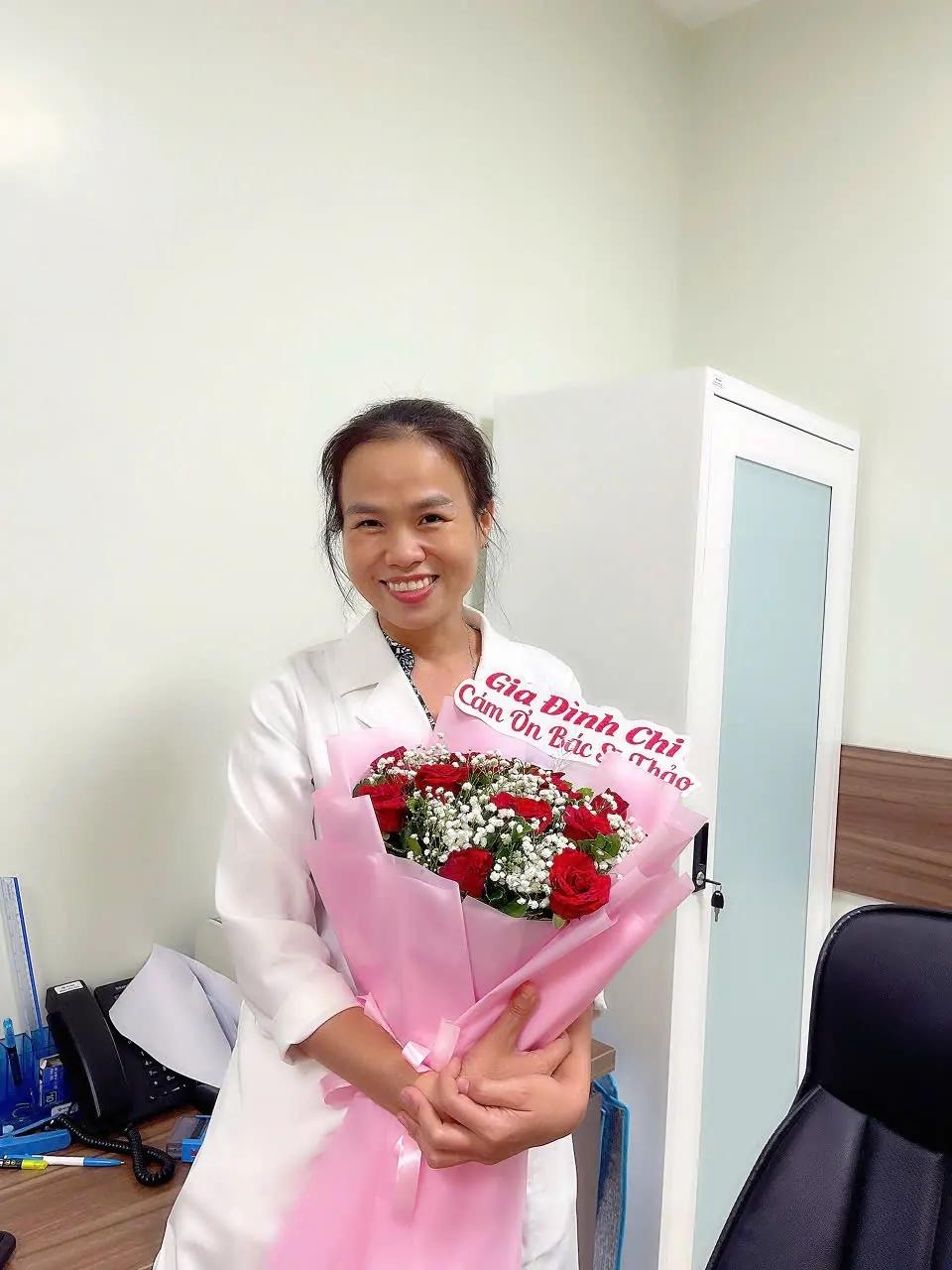 Bác sĩ Ngọc Thảo cùng bó hoa cảm ơn của bệnh nhân