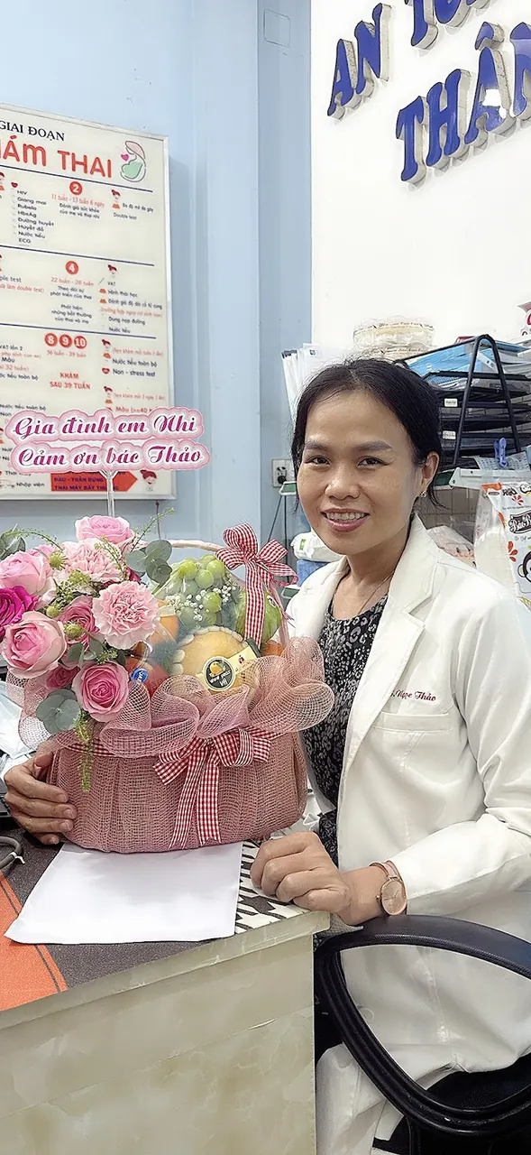 Bác sĩ Ngọc Thảo cùng hoa cảm ơn tại phòng khám