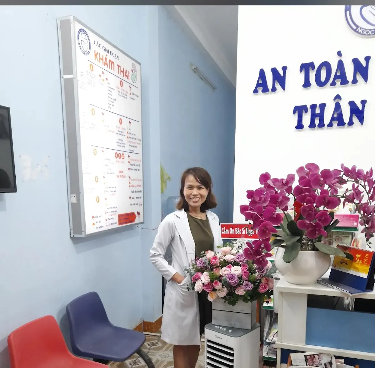 Bác sĩ Ngọc Thảo trong không gian phòng khám sản phụ khoa