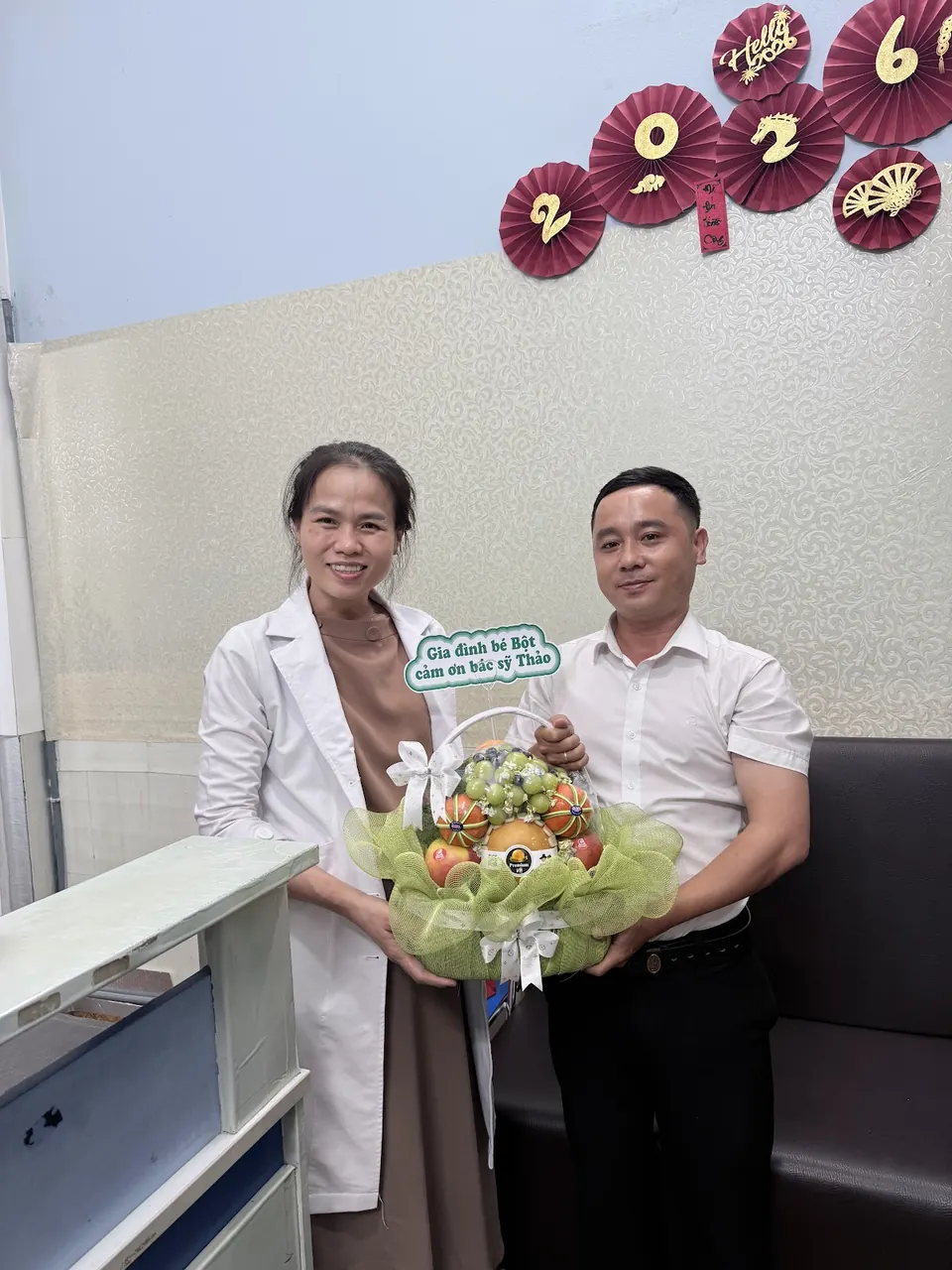 Bác sĩ Ngọc Thảo nhận hoa cảm ơn tại phòng khám