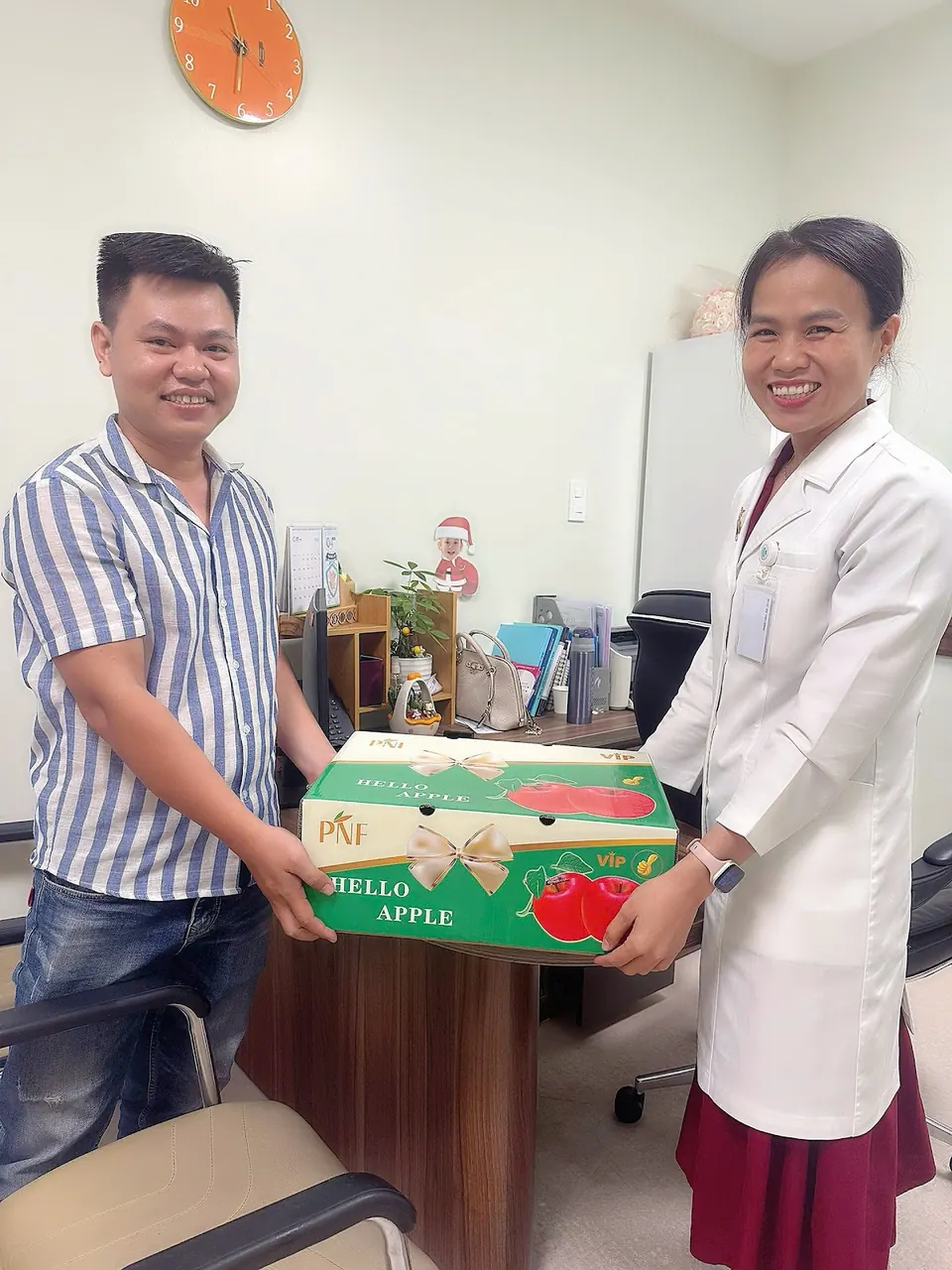 Bác sĩ Ngọc Thảo nhận quà tri ân từ bệnh nhân