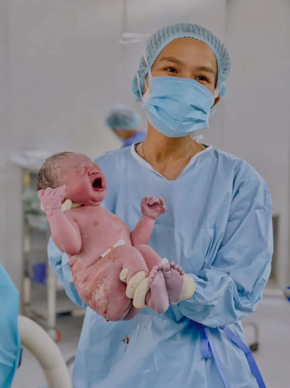 Em bé sơ sinh được chăm sóc sau sinh