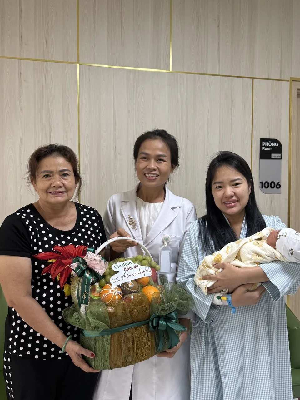Bác sĩ Ngọc Thảo cùng bệnh nhân sau sinh