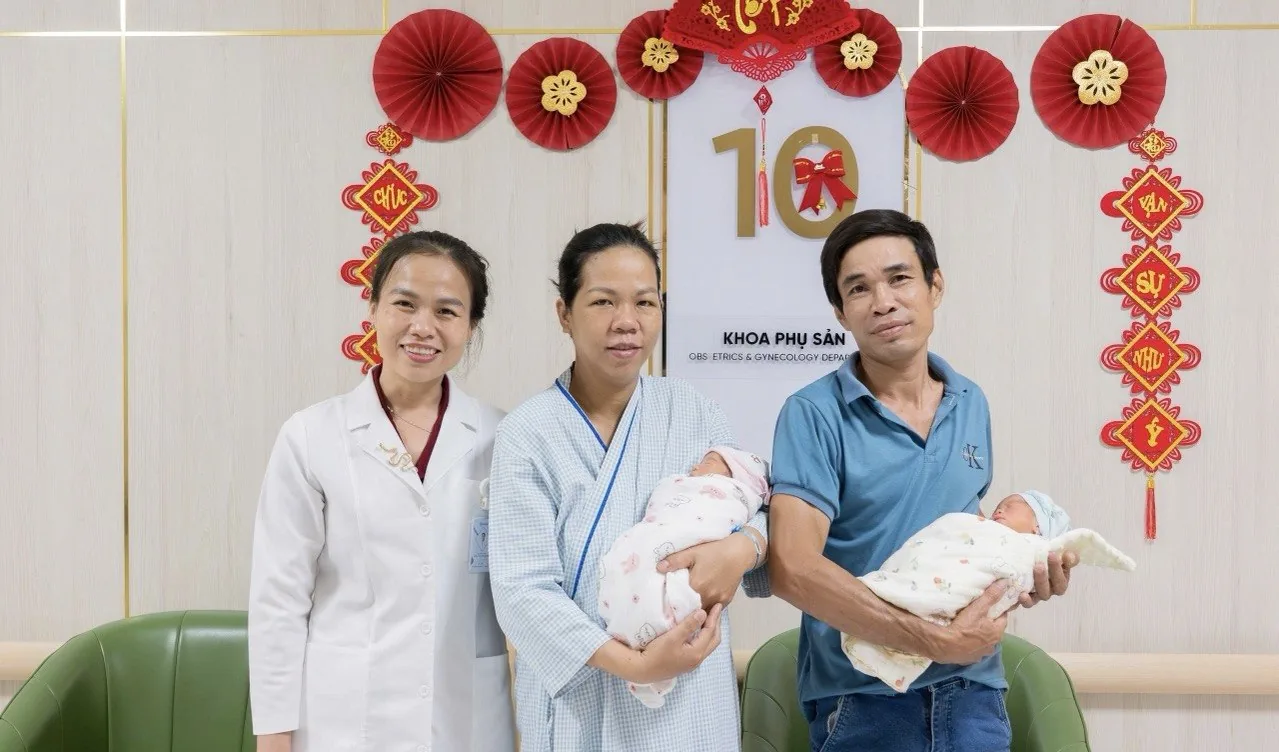 Gia đình cảm ơn bác sĩ Ngọc Thảo sau hành trình sinh nở