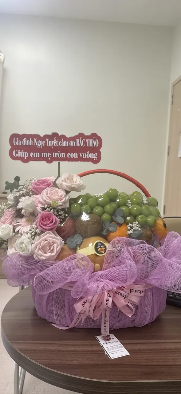 Giỏ hoa cảm ơn bệnh nhân gửi đến phòng khám