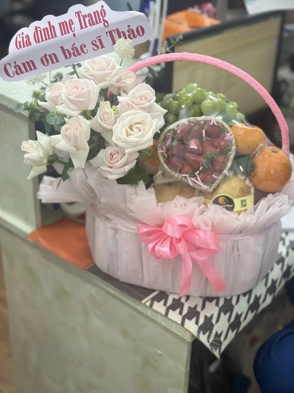 Giỏ hoa và trái cây cảm ơn gửi bác sĩ Ngọc Thảo