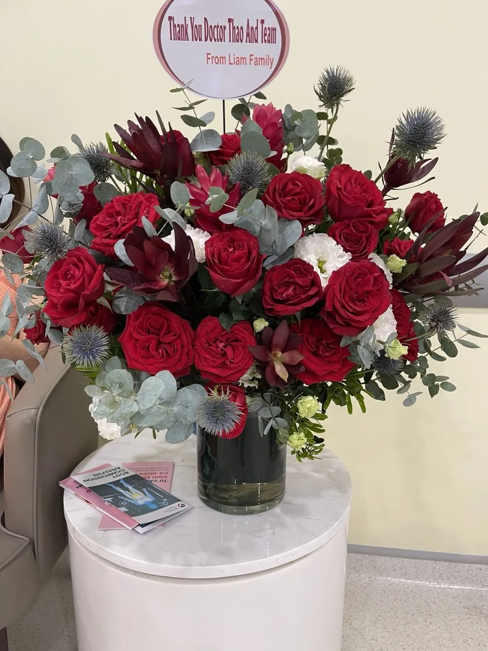 Hoa chúc mừng và lời cảm ơn gửi đến bác sĩ Ngọc Thảo