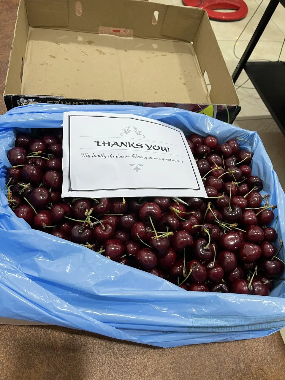 Hộp cherry cảm ơn gửi đến bác sĩ Ngọc Thảo