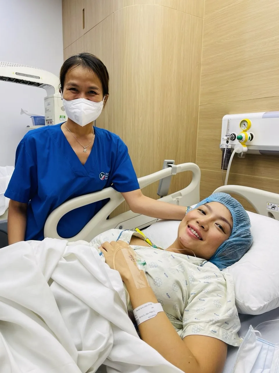 Bác sĩ Ngọc Thảo thực hiện siêu âm thai tại phòng khám