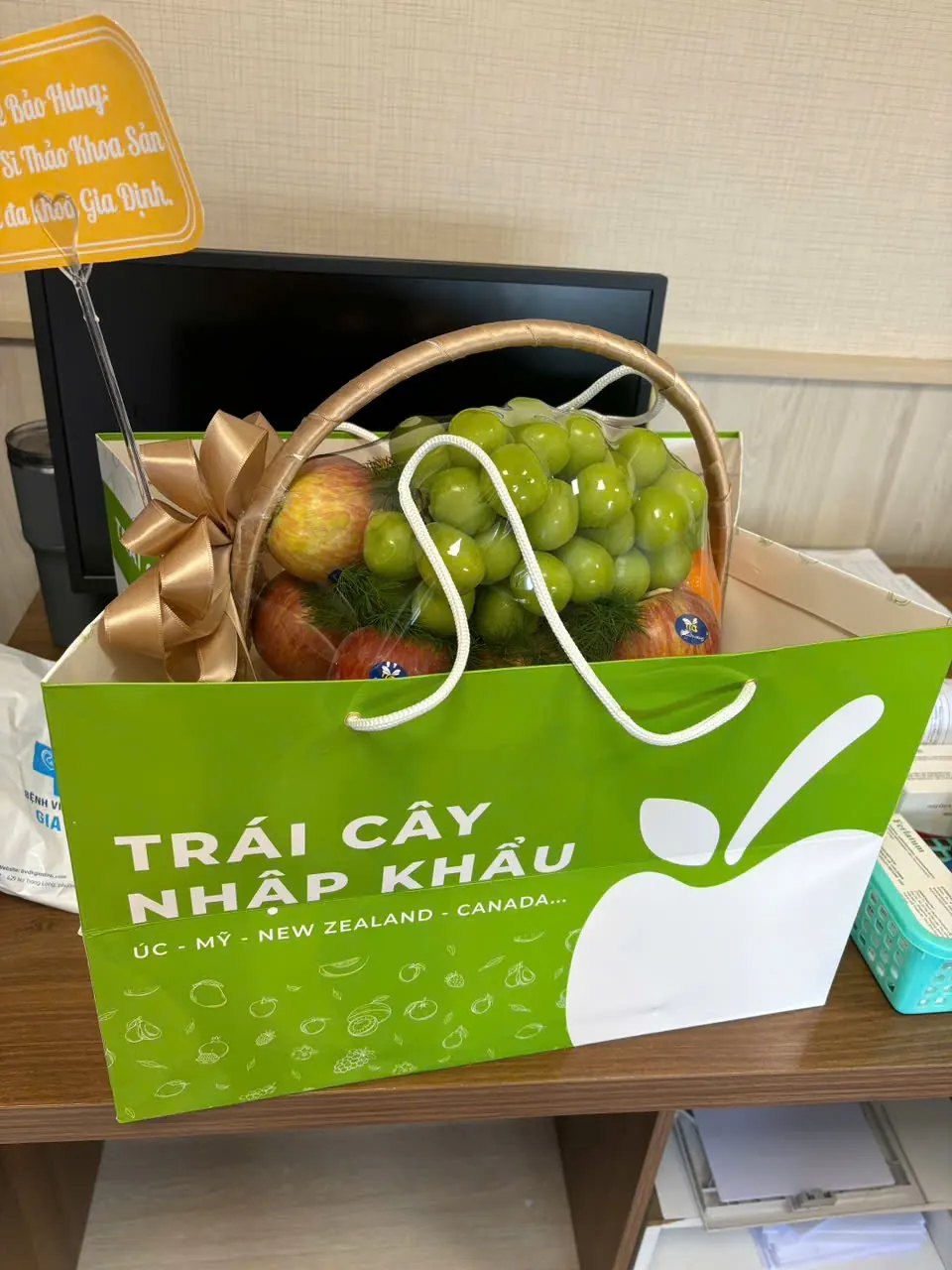 Túi trái cây bệnh nhân gửi phòng khám